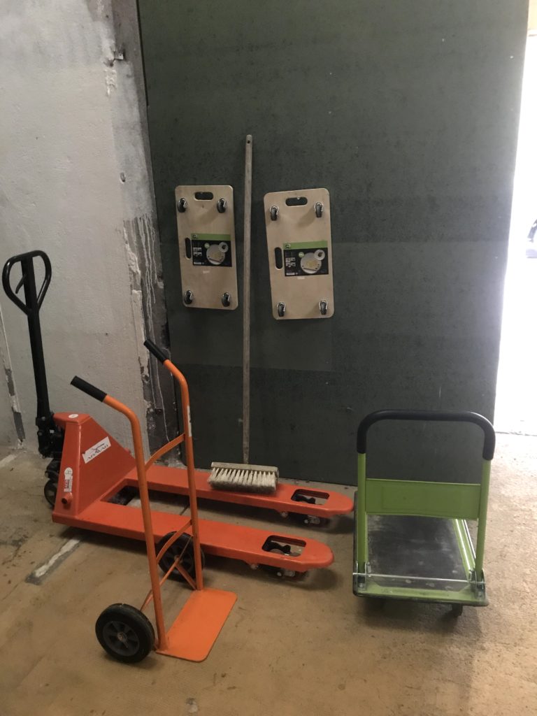 Box de stockage, Site de Loches. Moyens de manutention