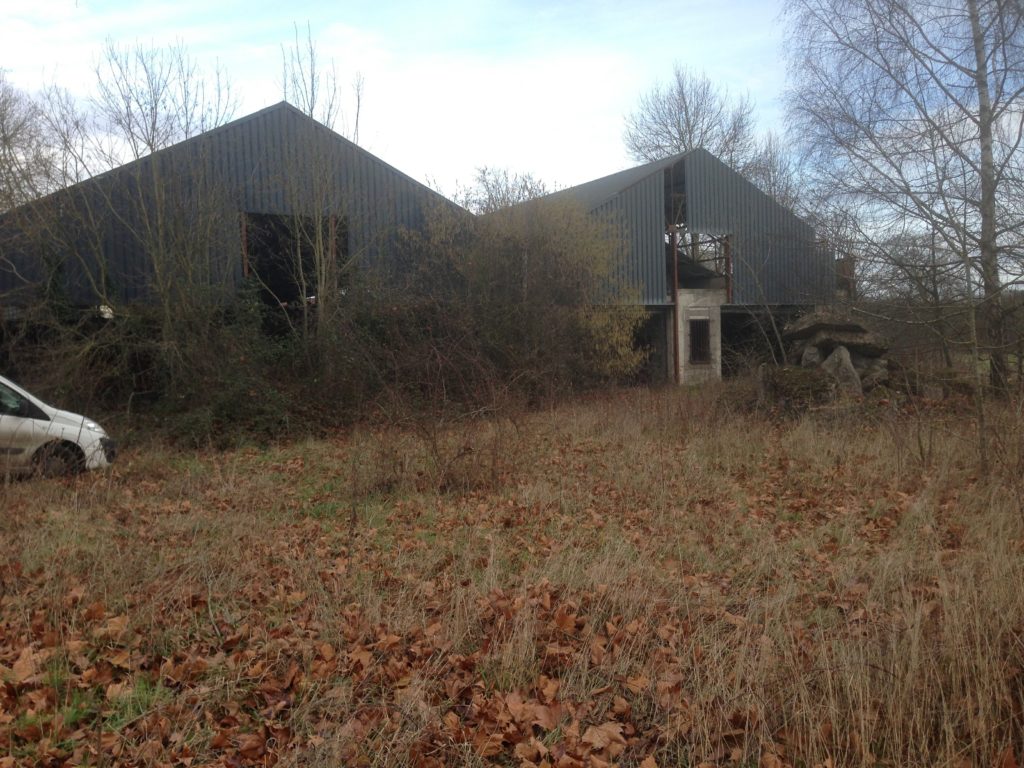 Box de stockage, Site de La Croix avant les premiers travaux, beaucoup d'herbes !!