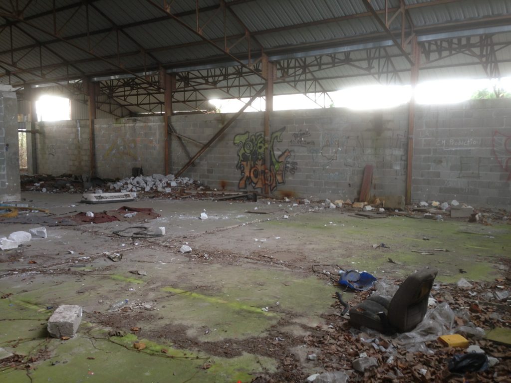 Box de stockage, Site de La Croix-en-Touraine. Vue générale de l'intérieur avant les premiers travaux