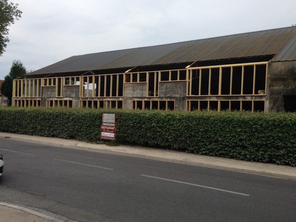 Box de stockage, Site de La Croix. Vue générale extérieur en cours de transformation avec bardage bois