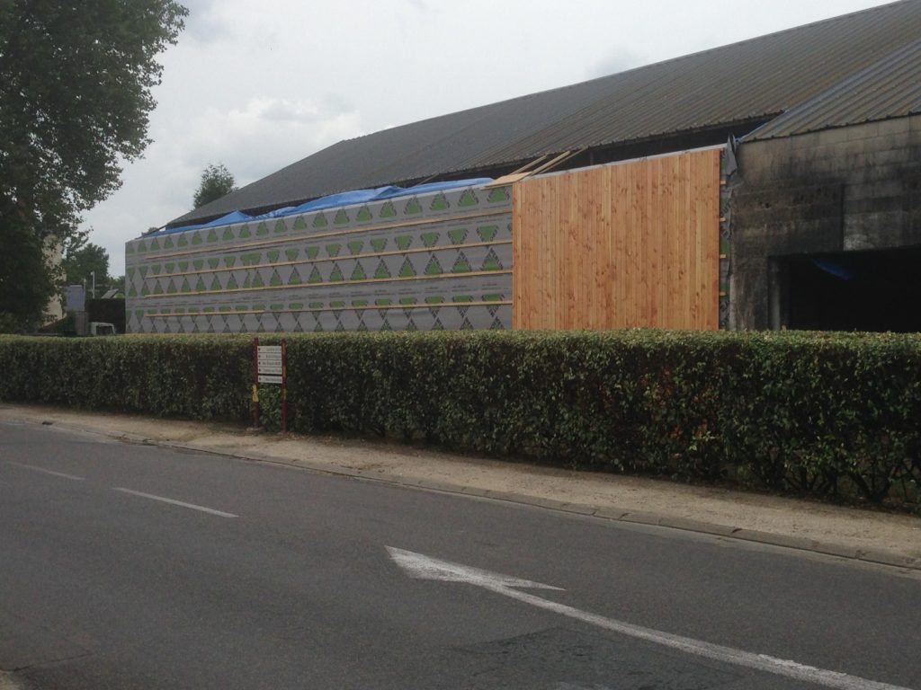 Box de stockage, Site de La Croix. Présentation de l'ossature bois habillant la friche industrielle