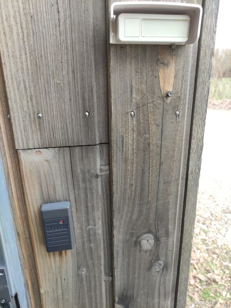 Box de stockage, Site de La Croix. Controle d'accès avec un badge pour déverouiller la gache de la porte